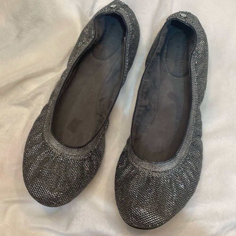 Bandolino Women's Silver Metallic Ballet Flats. Excellent Near New Condition.